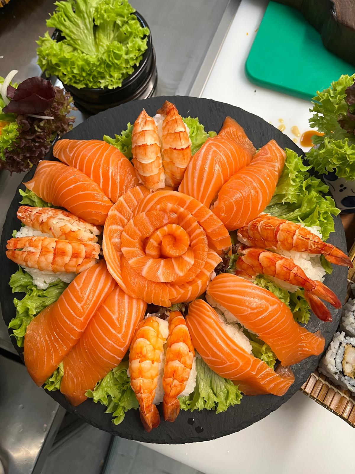 Sashimi Lachs-Rose — Nigiri Kunstwerk