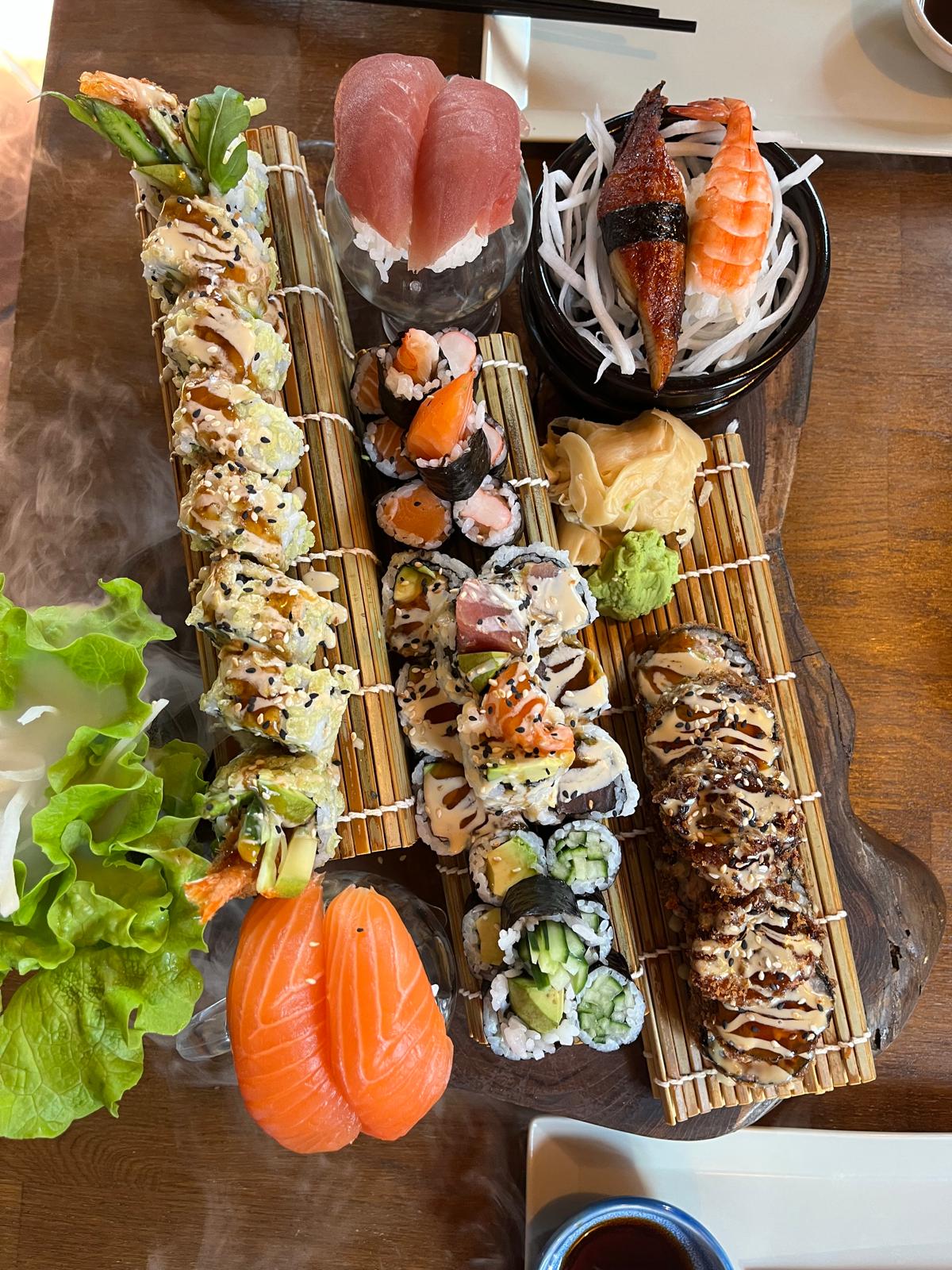 Sushi-Platte auf Bambusmatte
