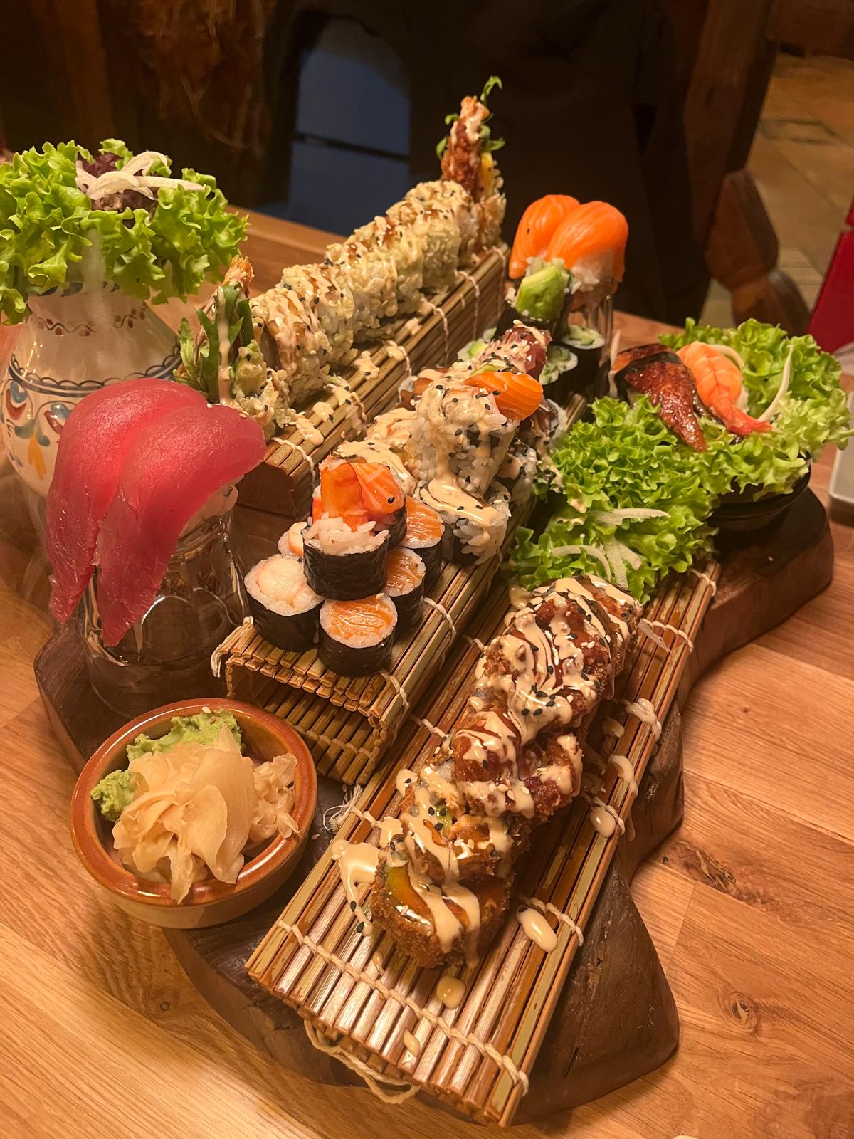 Sushi-Platte auf Holzbrett